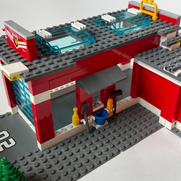 Lego 7945 Fire Station Set Engine Firefighter Complete except stickers Town City - Picture 8 of 15